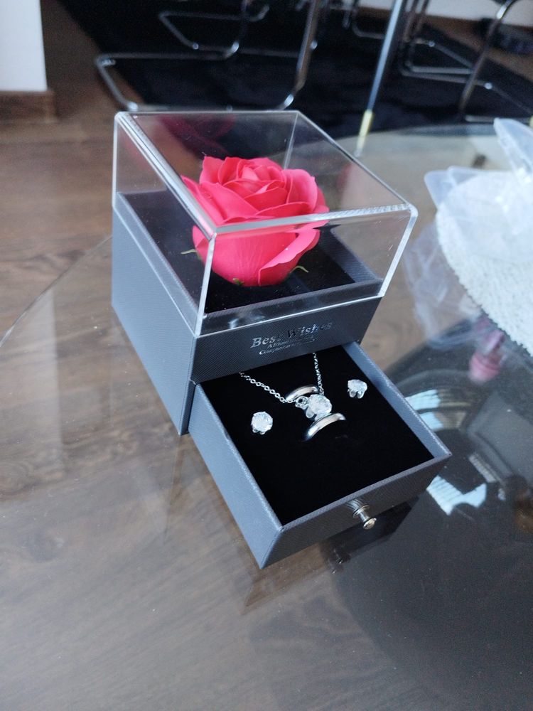 Криогенна роза в кутия с чекмедже ,колие ,обеци и 2 бр пръстени