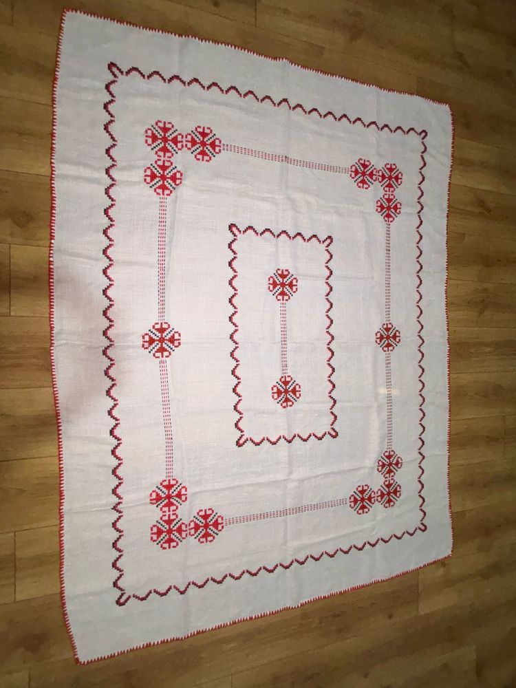 Mileuri sj fata de masa brodata Pitesti
