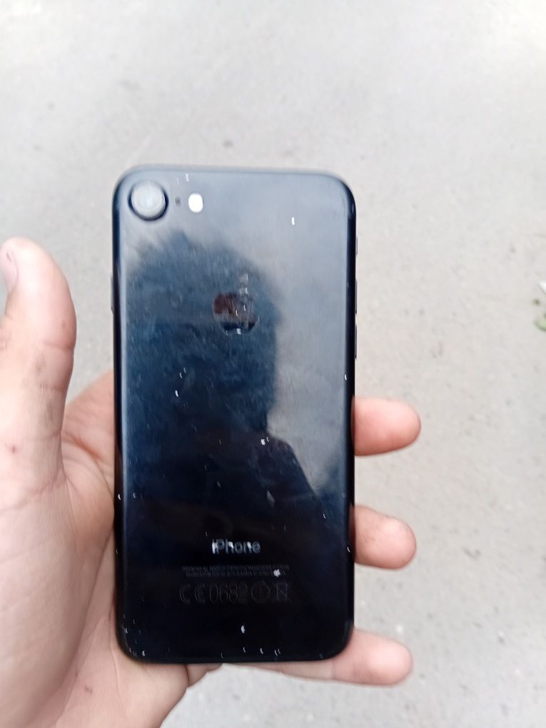 Продам IPhone--7