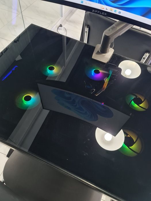 компьютер на столе