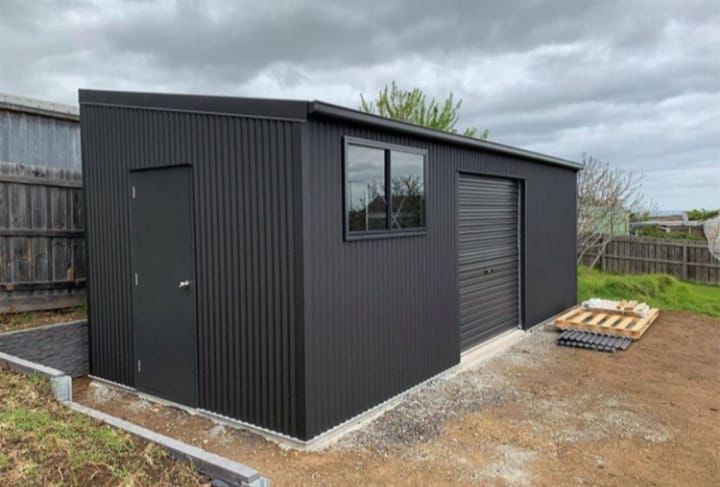 Vindem garaje metalice