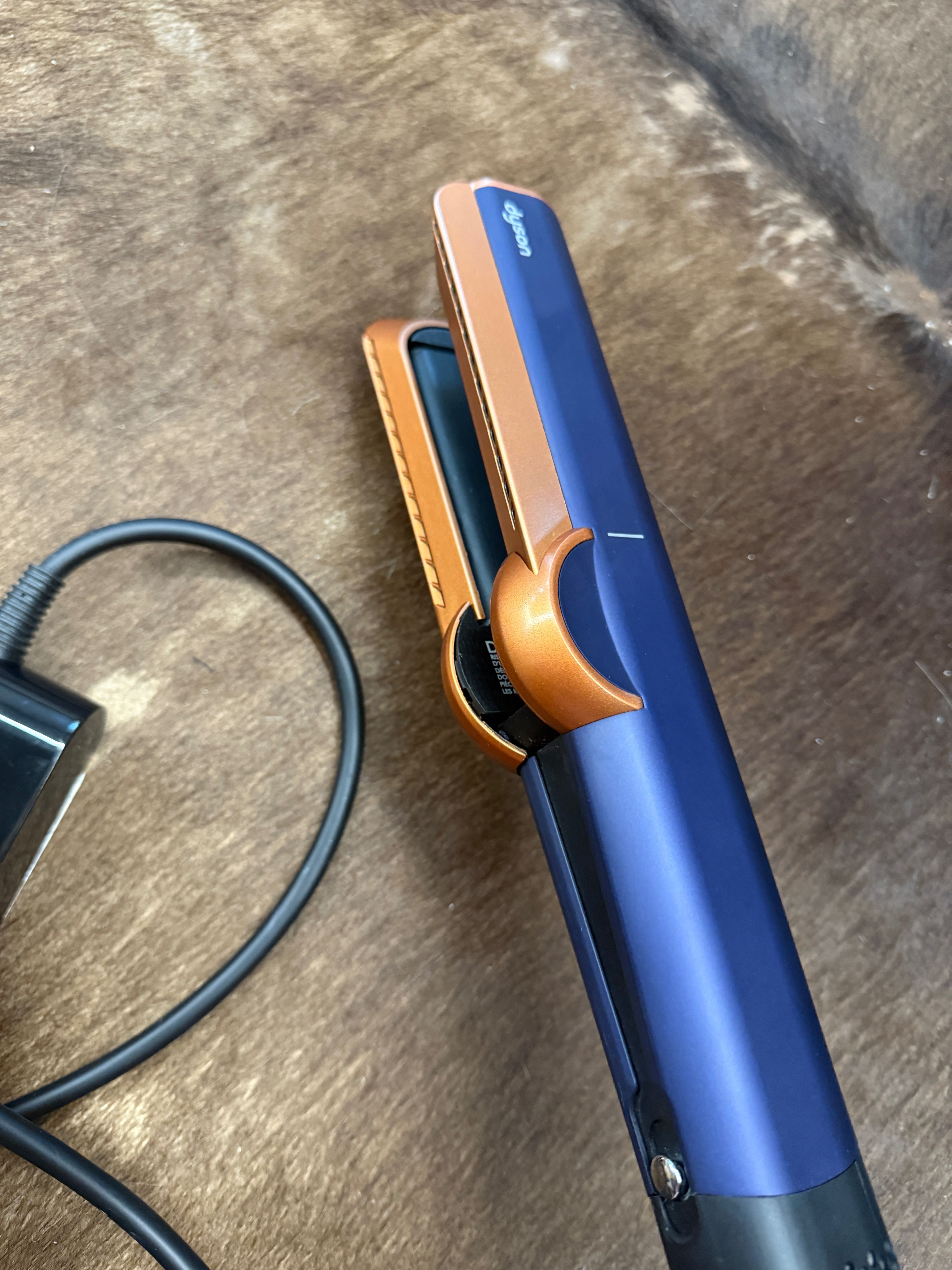 Продавам Dyson Airstrait