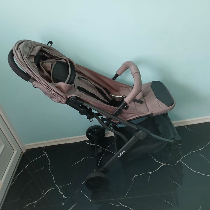 Vând cărucior pentru bebelusi