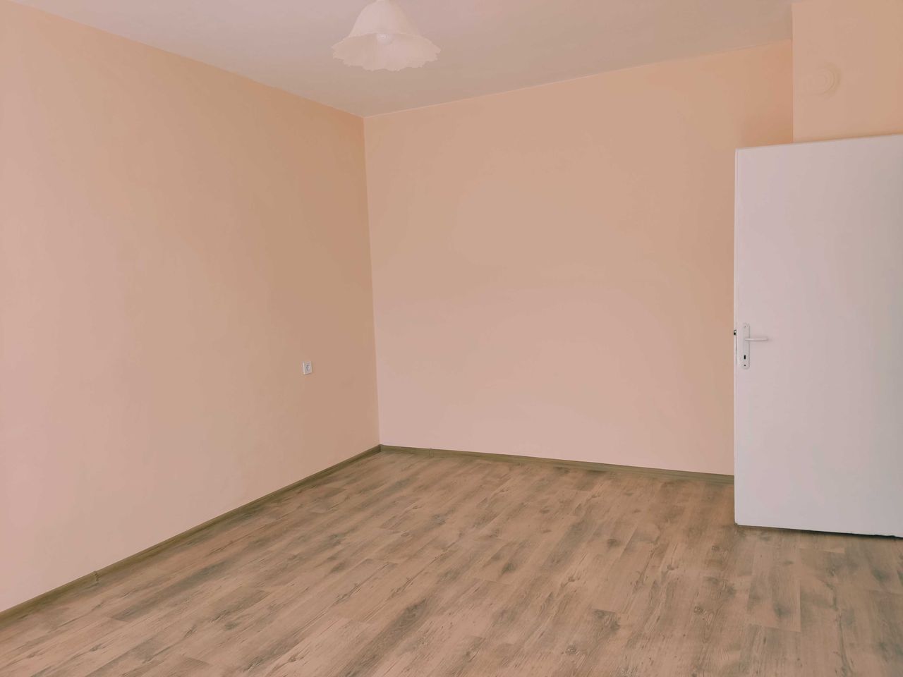 Продава се Тристаен апартамент в Силистра, Център - 108 кв.м за 639 €/кв.м - Снимка #2
