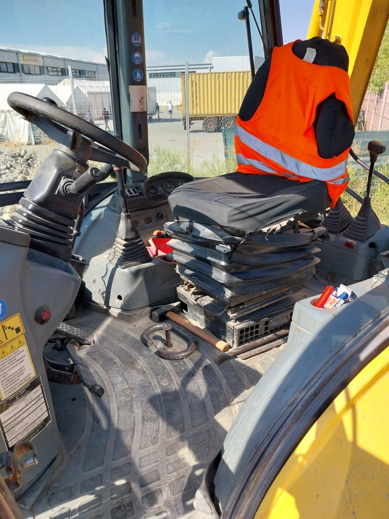 Vând buldoexcavator New Holland