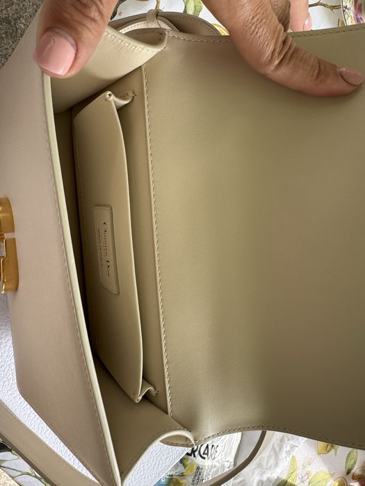 Dior  montaigne dusty ivory