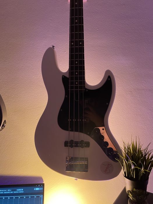 Marcus Miller V3-AWH 2nd Gen