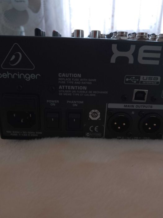 Behringer XENYX QX2222 USB 22 канален миксер.