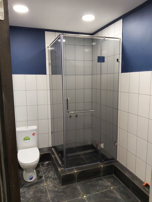 Душевые кабины, стеклянные перегородки для душевых и ванн.