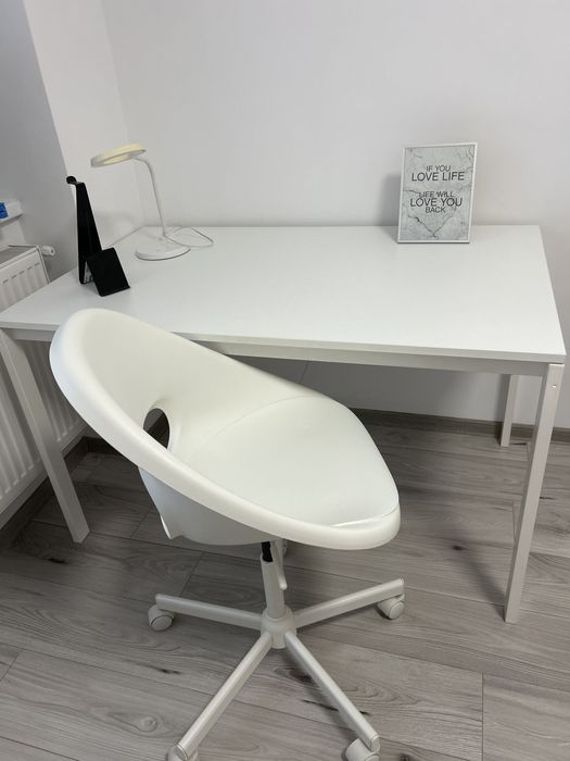 Scaun alb, rotayiv , reglabil pe inaltime.