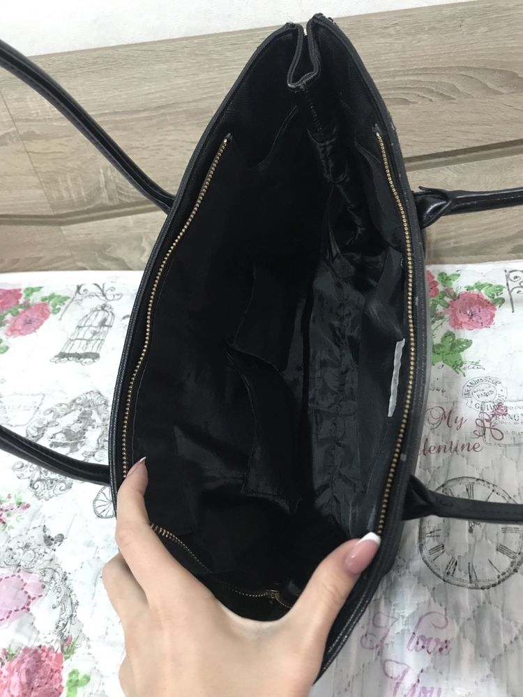 Елегантна черна чанта H&M