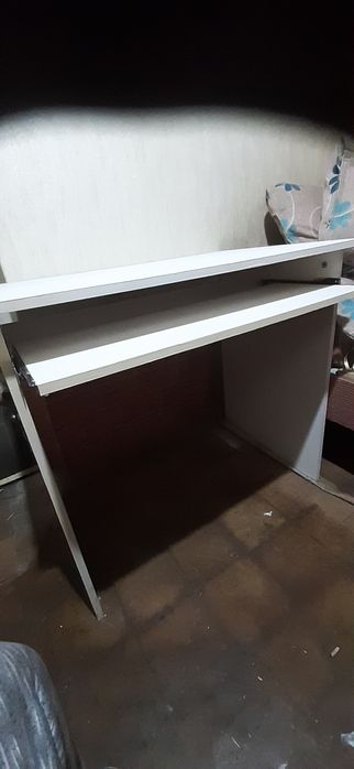 Бяло бюро с плот за клавиатура