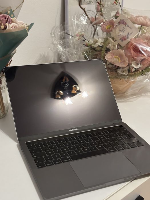 Macbook Pro 13” Touchbar i5 , 8GB RAM , 256GB SSD