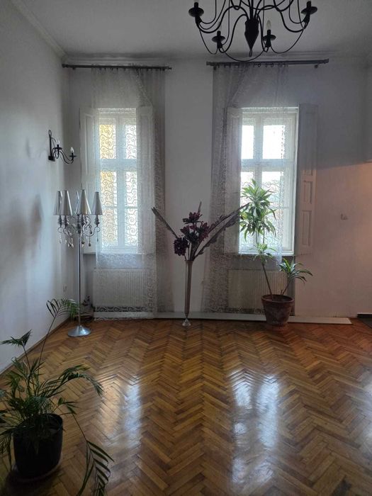 Inchiriez apartament  3 camere , situat în zona Biserica Rosie Arad