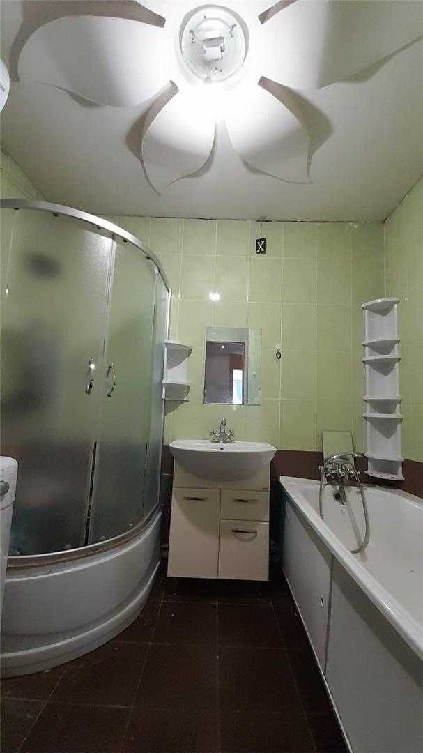 Продам 3 к квартиру студию, на 5/5 на 6 мкр,