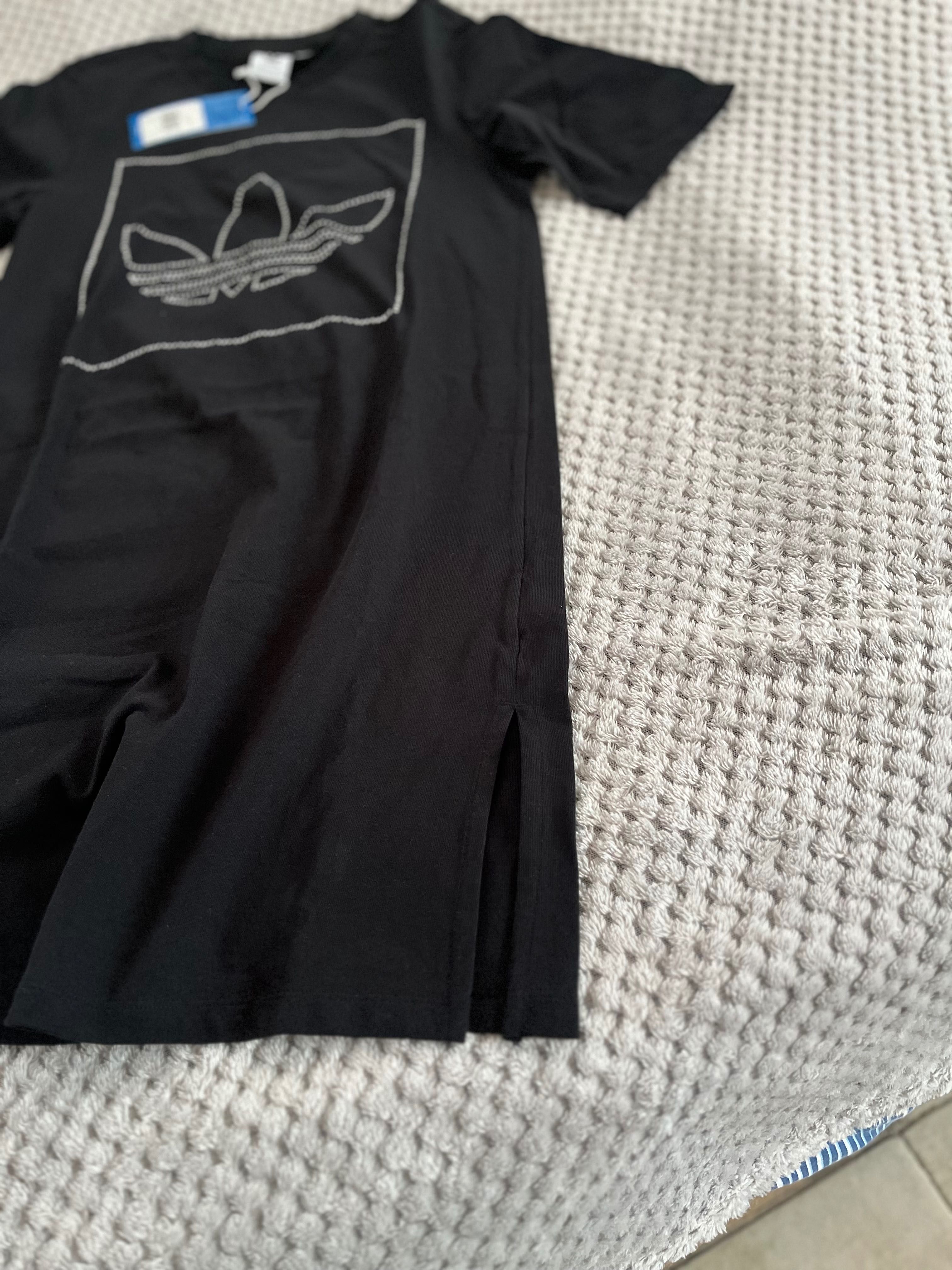 Отпусната рокля на Adidas с лого от камъчета