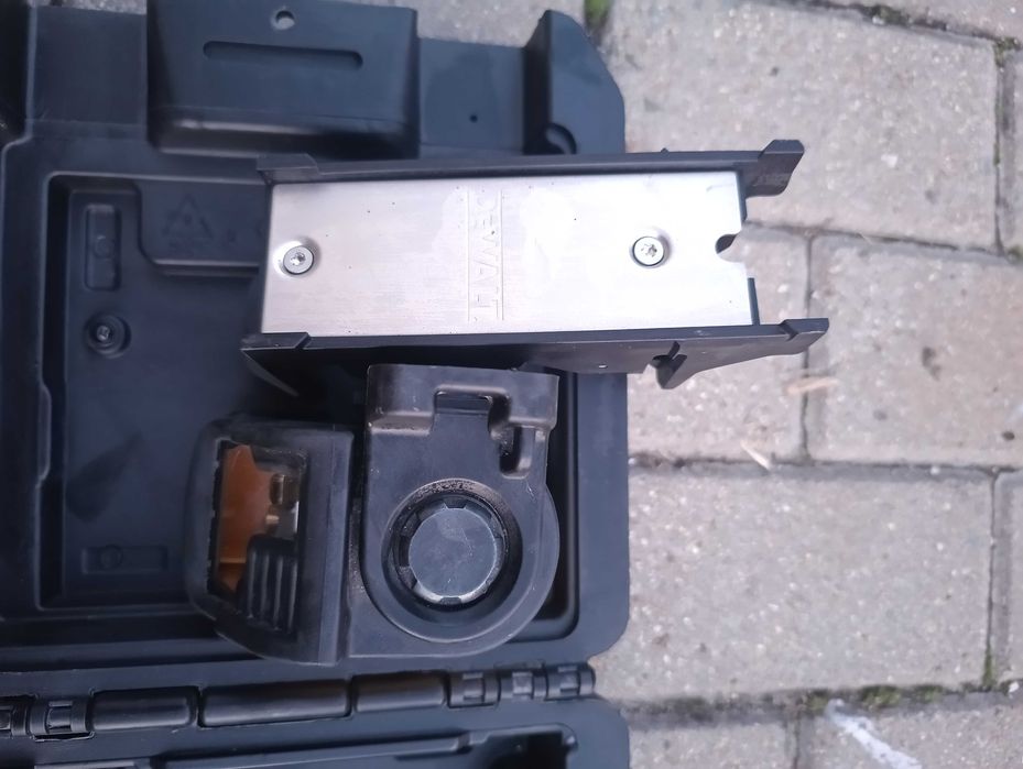 Лазерен нивелир DeWalt хоризонтал и вертикал