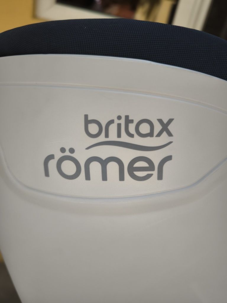 Столче за кола Britax Romer Dualfix + подарък порт бебе