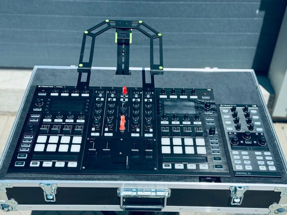 Traktor S8 X1 Mk2 si flightcase dedicat setup DJ Consola