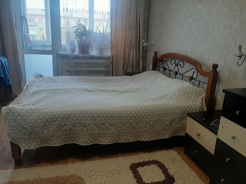 Продаётся кровать с матрасом шкаф и тумба с зеркалом