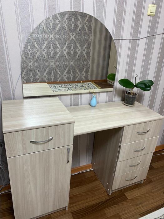 Столик туалетный с зеркалом