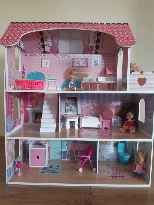 Дървена къща за кукли