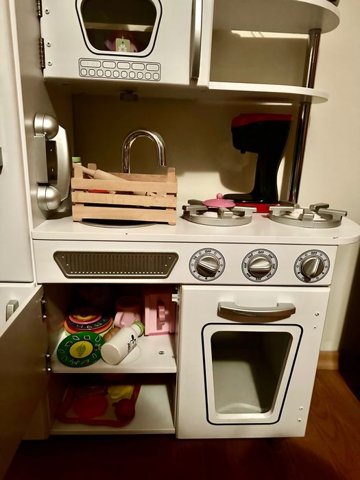 Детска кухня от дърво най-висок клас  с много екстра посуда.