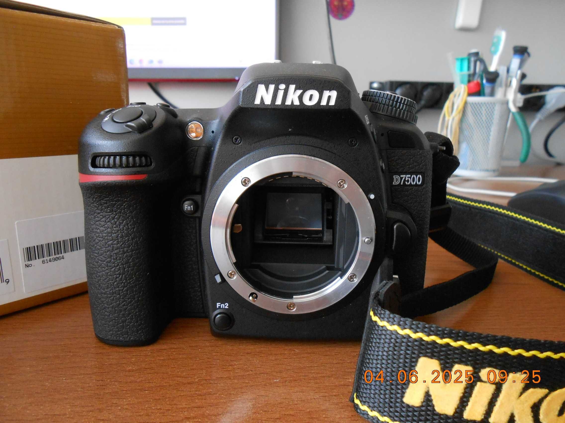 Nikon D7500 Aparat Foto DSLR Body, cu Obiectiv Nikon AF NIKKOR 28-80mm