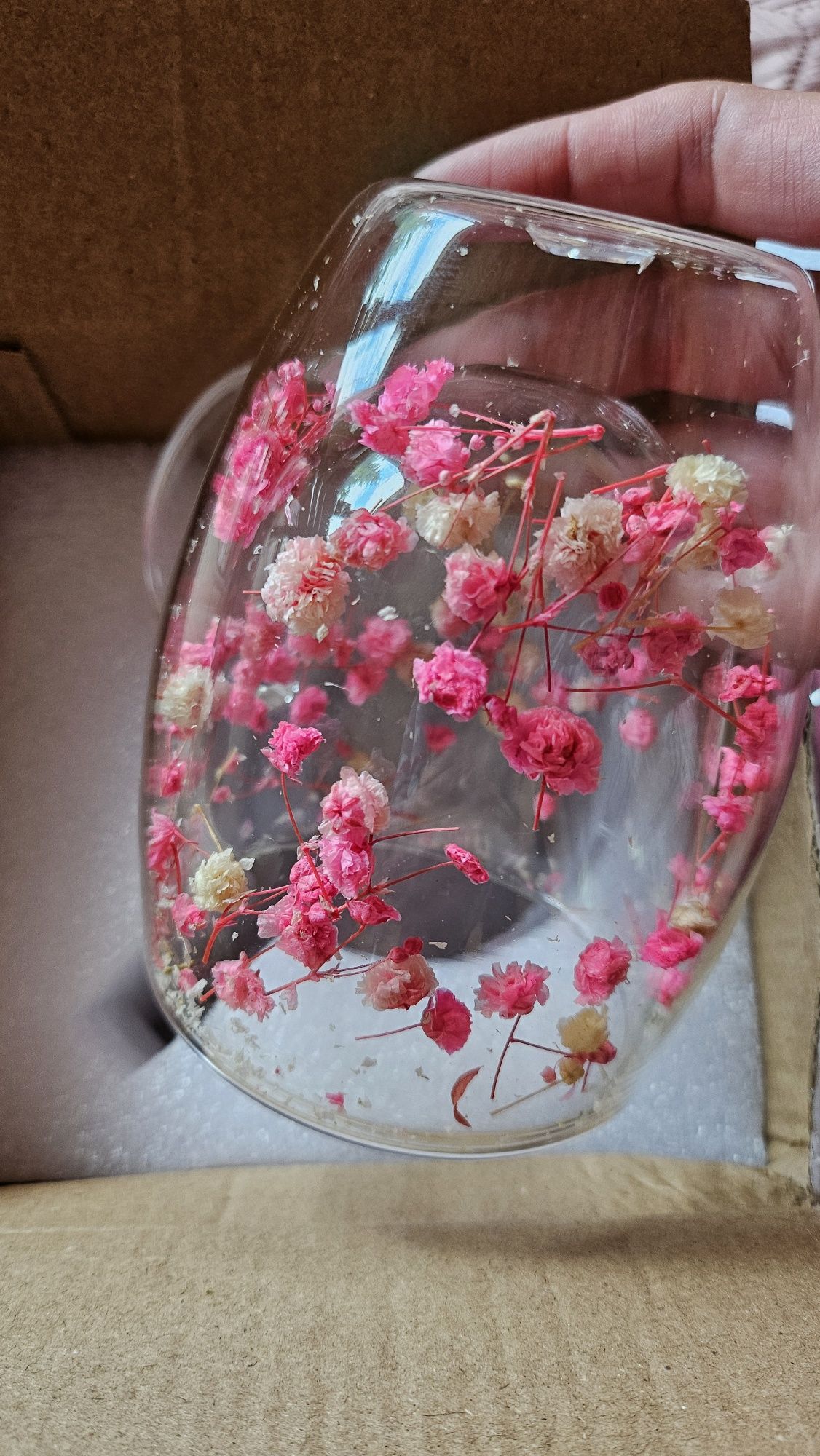 Чаша с двойно дъно и вградени цветя