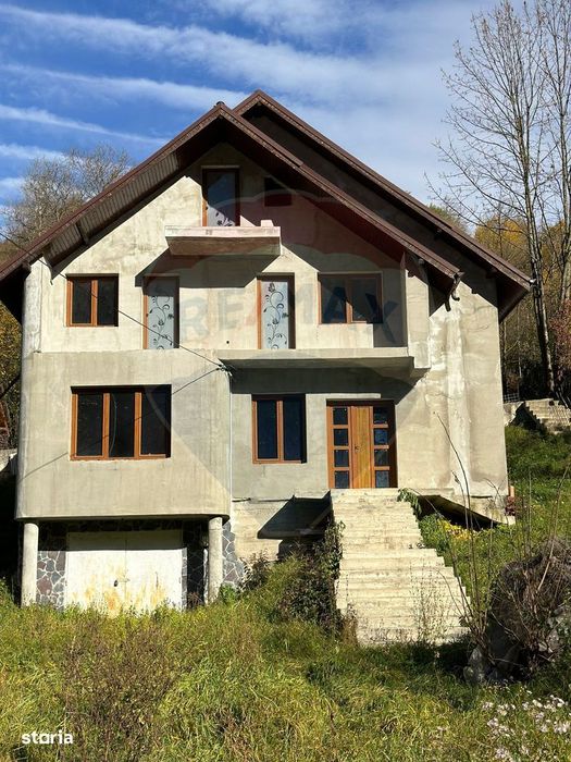 Casă / Vilă la gri in Pangarati Neamt