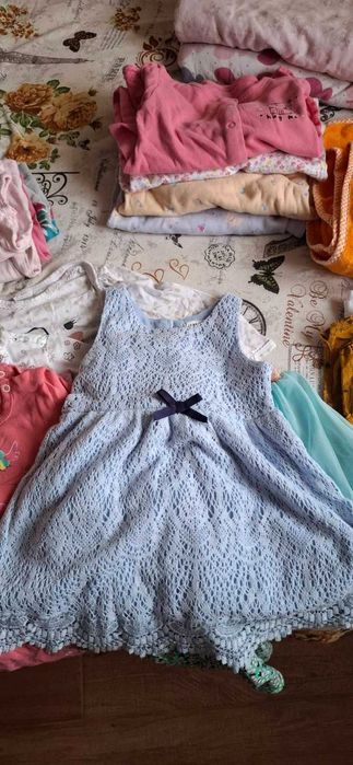 Подарявам дрешки за момиче предимно 18-24 мес.