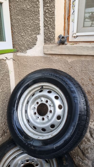 Продам два летние баллона с дисками на ниву