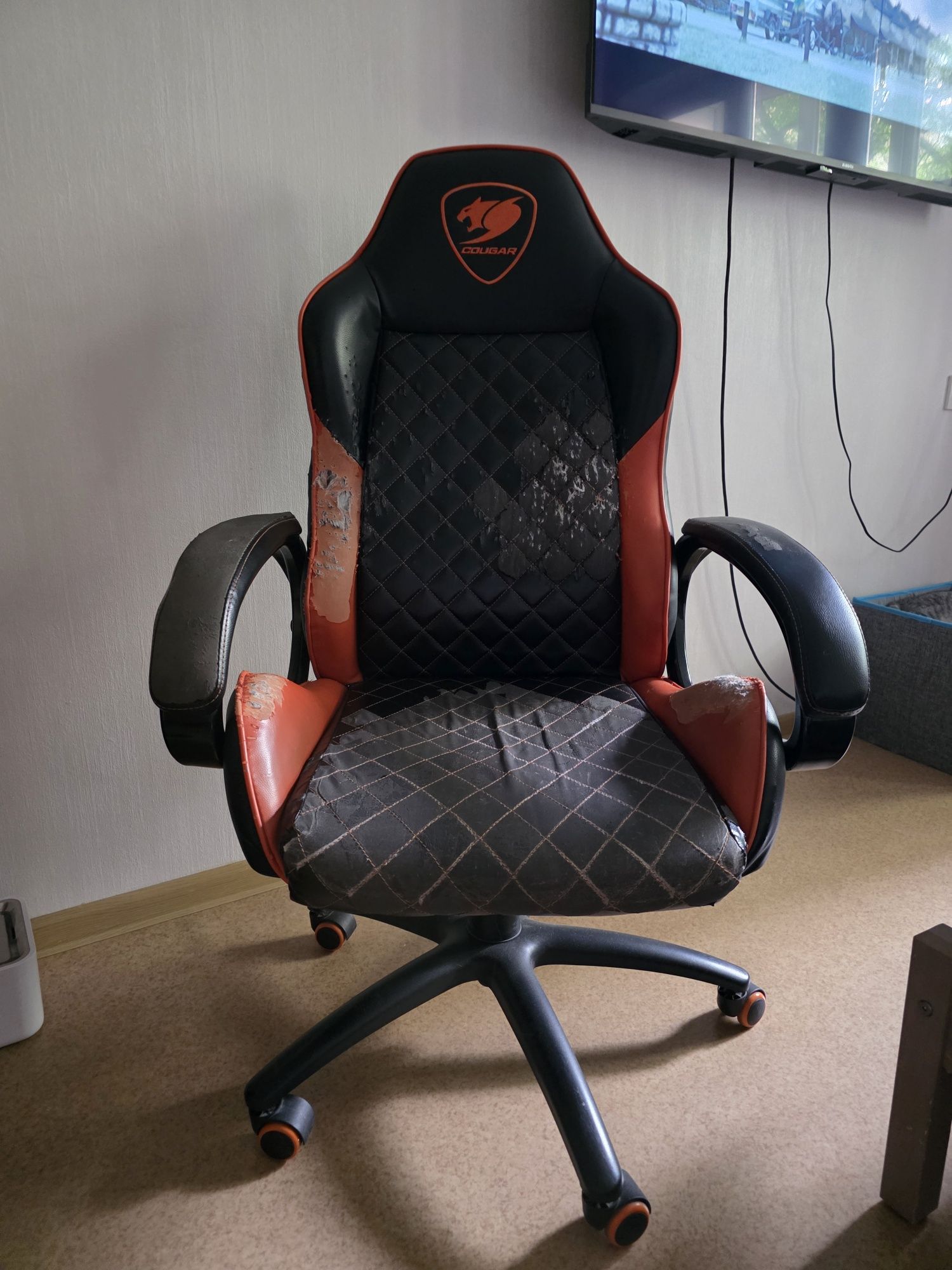 Игровое кресло Cougar Fusion, требует реставрации