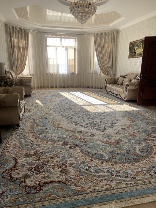 Ковер размером 4* 7 , чистый в хорошем состояние