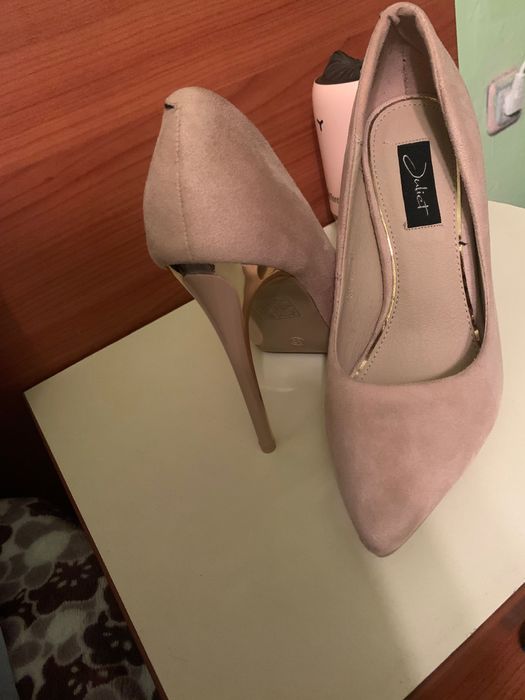 Vand stiletto marimea 35