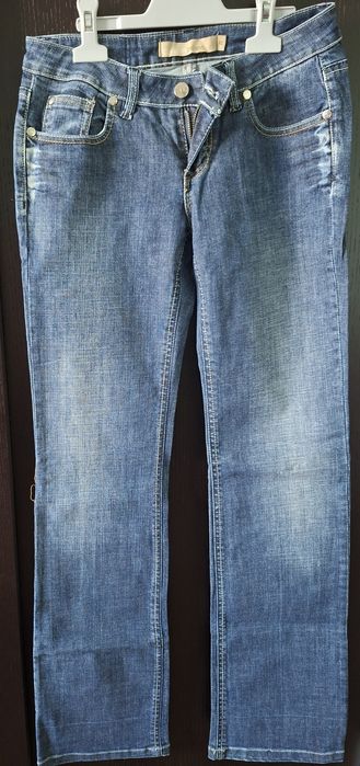 Pantaloni sau blugi,geaca,rochie...noi(fără etichetă