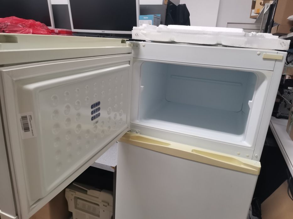 Хладилник WHIREPOOL за части с изтекла газ/охладител. За части.
