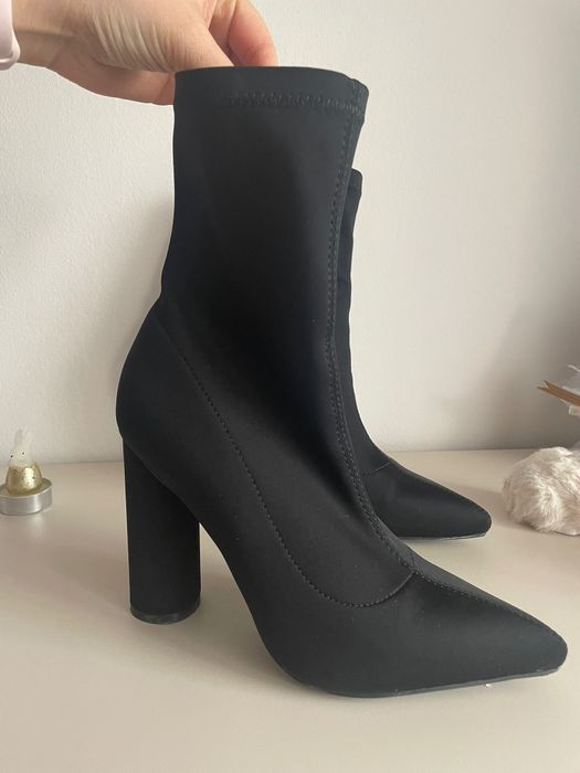Botine cu toc mărimea 39 
preț 220
