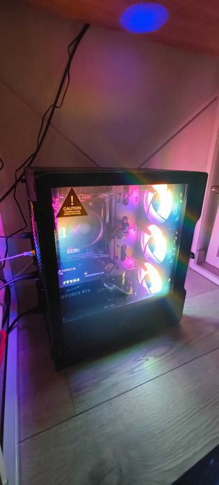 Геймърски компютър с монитор