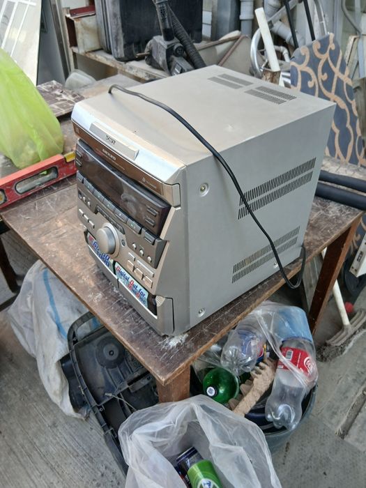 Музыкальнй центрь .