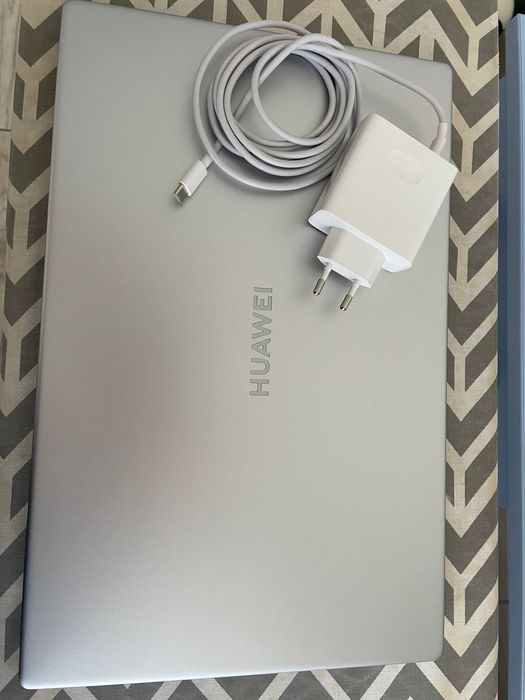 Laptop Huawei, stocare 512 GB SSD, Intel UHD 620, CPU Intel I5-10210U.