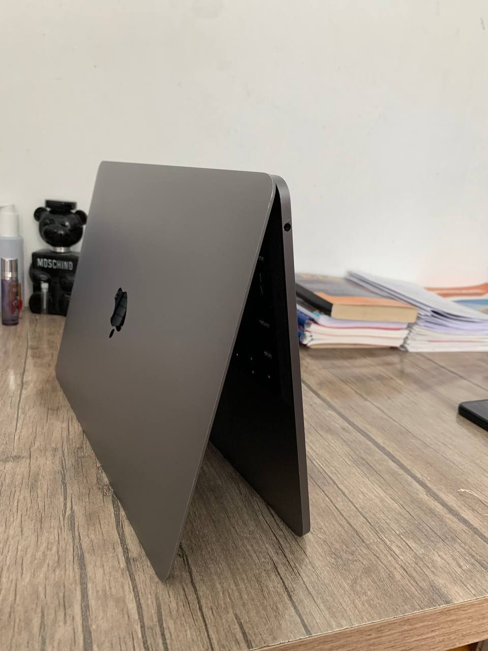 Macbook core 5, srochna sotiladi