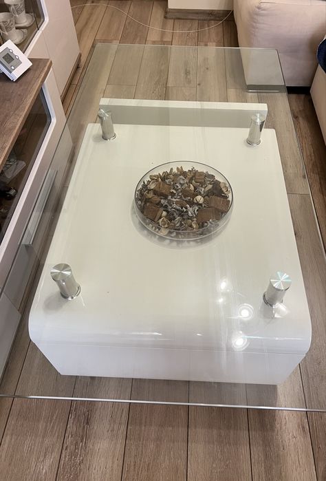 Холна маса, бял гланц и стъкло