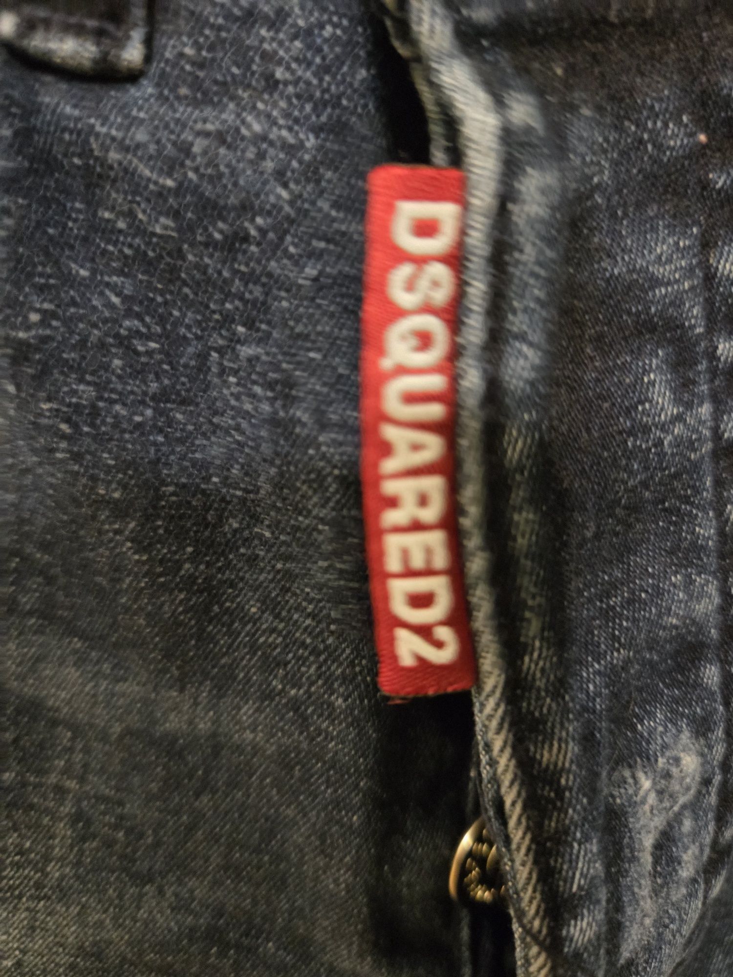 Дамски дънки DSQUARED2.
Размер 36. 
Отговарят на размер ХS.
Це