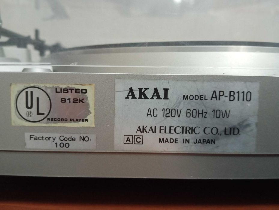 Продам проигрыватель винил дисков AKAI .