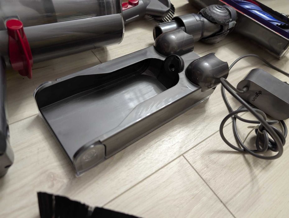 Dyson V10 aspirator si Dyson Outsize