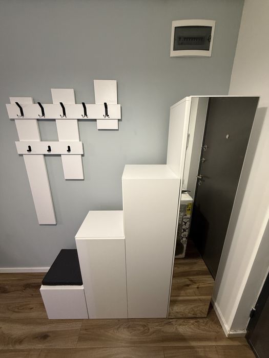 Dulap hol impreuna cu un cuier alb