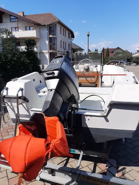 Barcă cu motor și peridoc