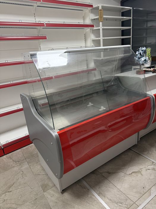 Щандова хладилна витрина