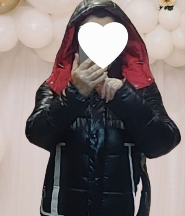 Продаётся зимняя тёплая  куртка с капюшоном.